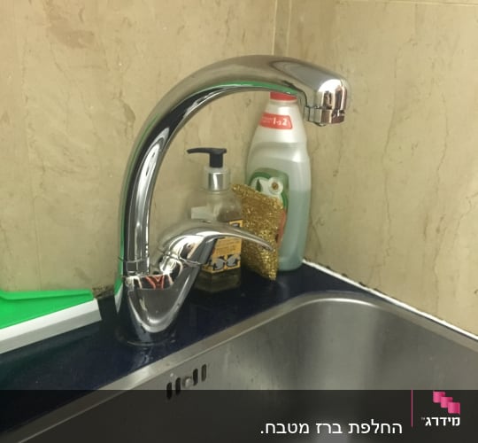 ברז נירוסטה מעל כיור מטבח עם סבון כלים